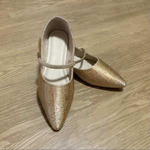 Pointed metallic Rose Gold pleated flats